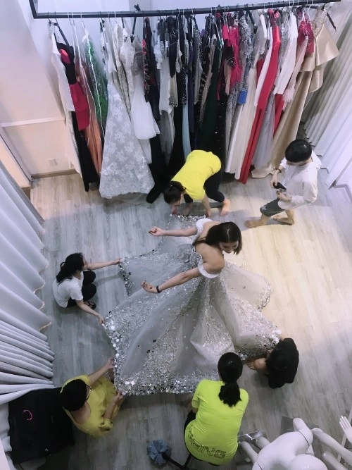 Cựu hoa hậu phạm hương ăn diện lộng lẫy như bà hoàng lấn át cả tân hoa hậu hhen niê - 5