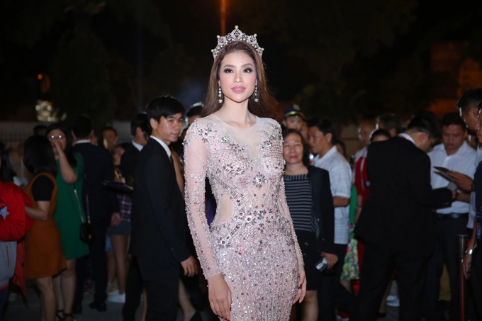 Cựu hoa hậu phạm hương ăn diện lộng lẫy như bà hoàng lấn át cả tân hoa hậu hhen niê - 8