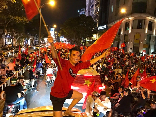 Đàm vĩnh hưng đã ăn mặc ra sao để bị tùng leo nói là phường hát tuồng và trò lố màu mè - 6
