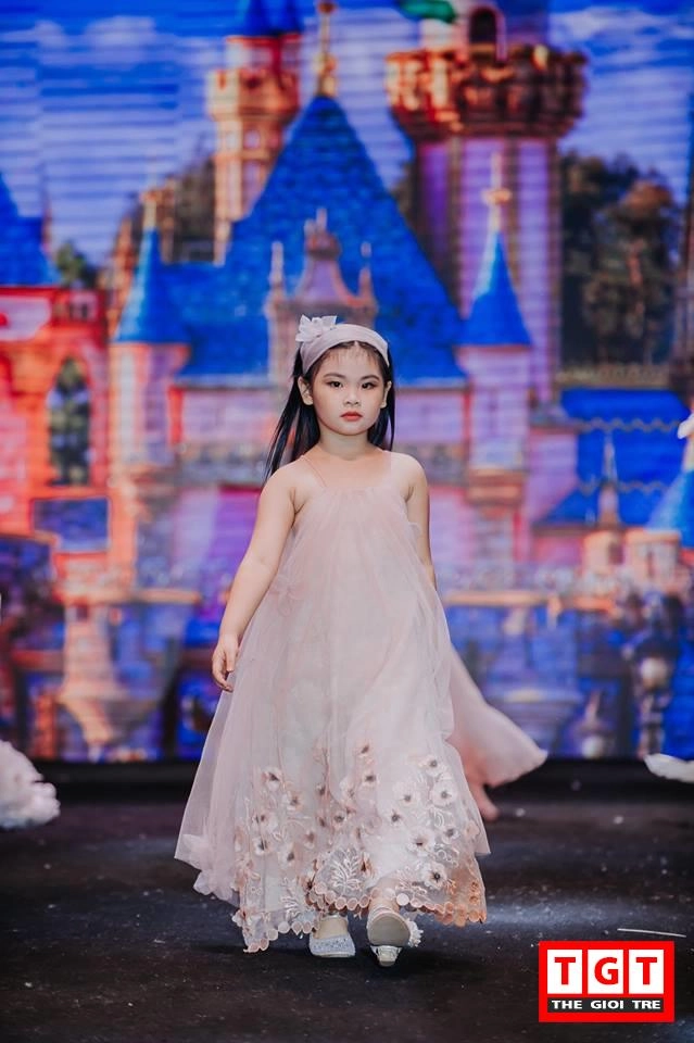 Dàn mẫu nhí xinh đẹp biểu diễn tại tuần lễ thời trang trẻ em hà nội 2017 - 14