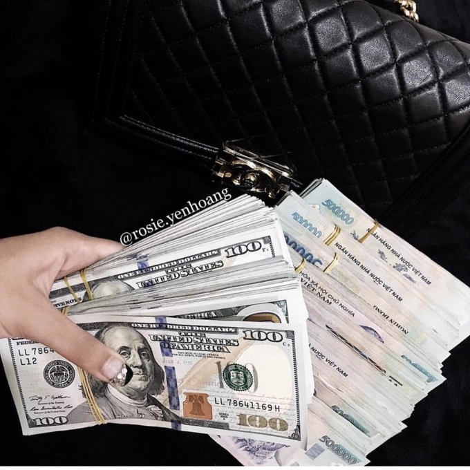 Điểm mặt những món đồ được hội cậu ấm cô chiêu việt khoe nhiều nhất trên instagram - 2