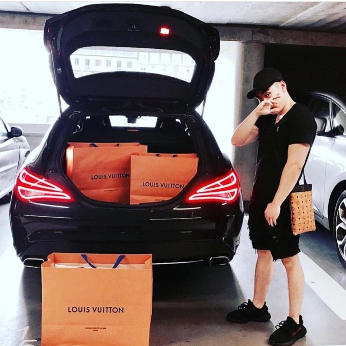 Điểm mặt những món đồ được hội cậu ấm cô chiêu việt khoe nhiều nhất trên instagram - 9