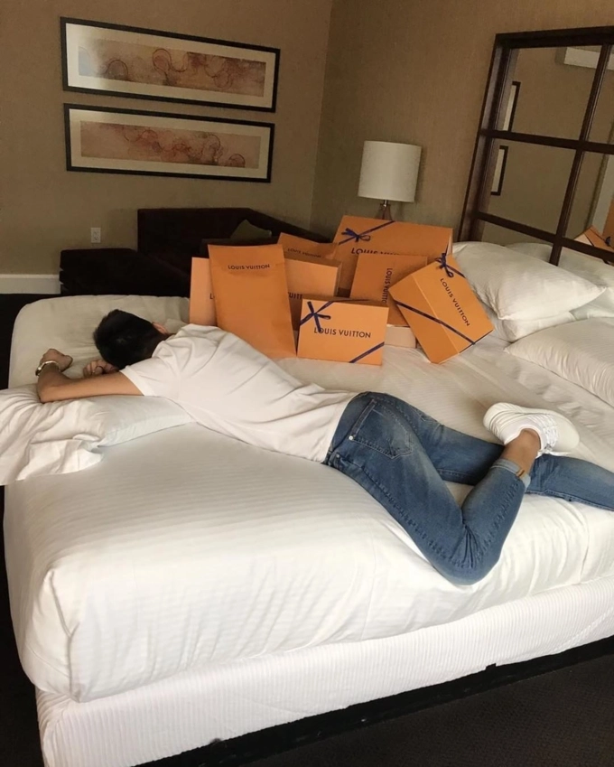 Điểm mặt những món đồ được hội cậu ấm cô chiêu việt khoe nhiều nhất trên instagram - 10