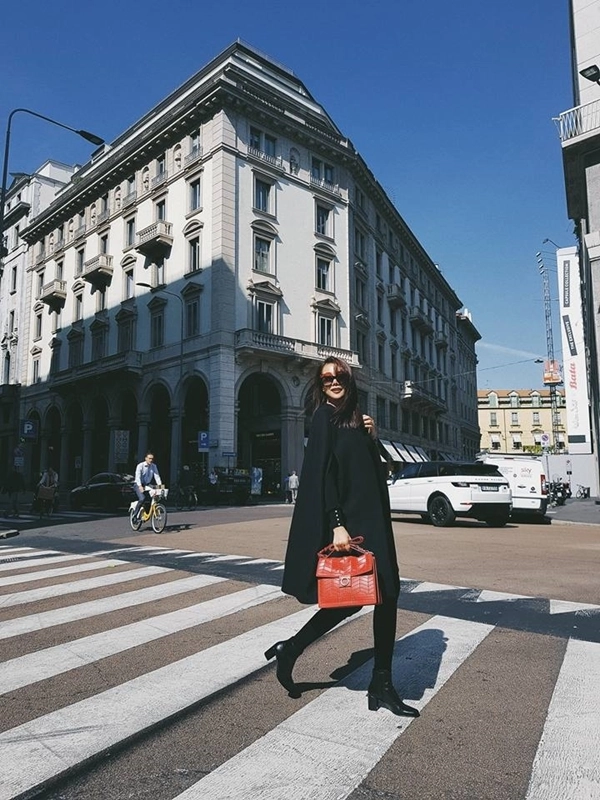 Diện đồ màu tối suốt milan fashion week nhưng thanh hằng vẫn tỏa sáng như thường - 3