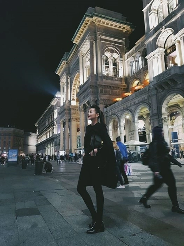 Diện đồ màu tối suốt milan fashion week nhưng thanh hằng vẫn tỏa sáng như thường - 4