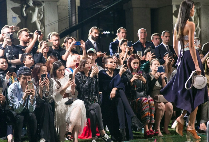 Diện đồ màu tối suốt milan fashion week nhưng thanh hằng vẫn tỏa sáng như thường - 13