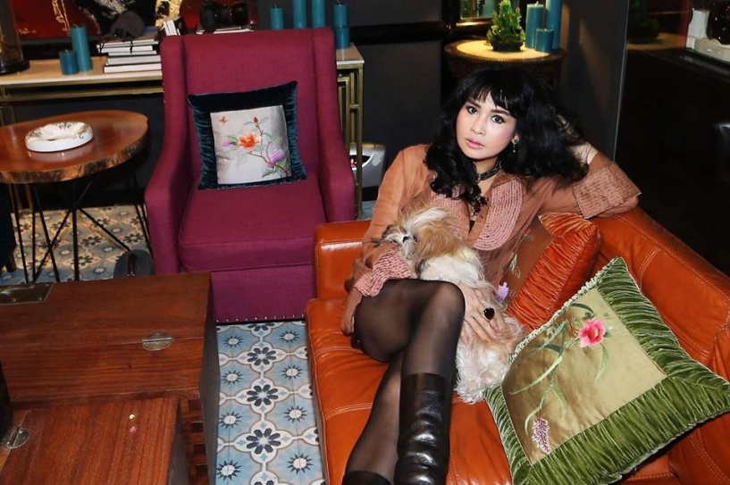Diva thanh lam gợi cảm ở tuổi 48 với tất lưới và bốt cao - 1