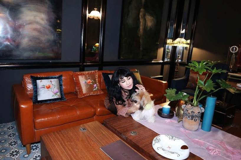 Diva thanh lam gợi cảm ở tuổi 48 với tất lưới và bốt cao - 4