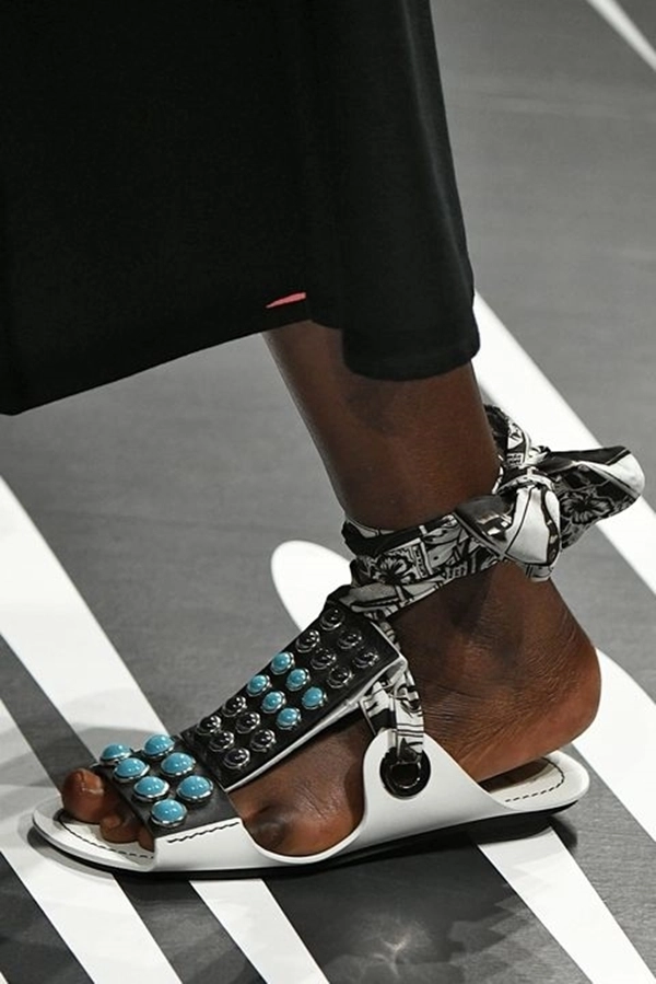 Fan cuồng trà sữa sẽ thích mê những đôi dép hạt trân châu tại milan fashion week - 10