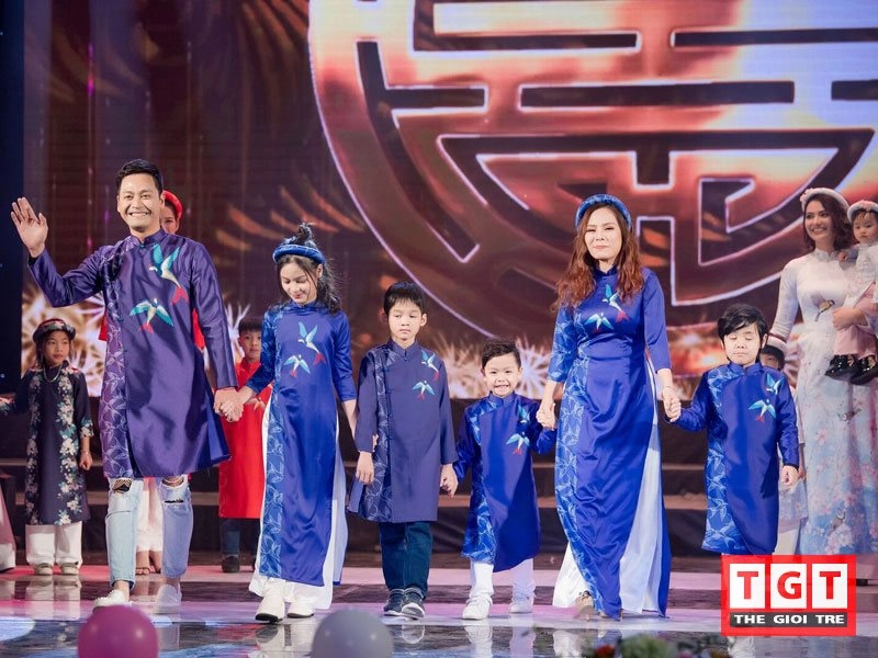 Gia đình mc phan anh diện áo dài ngọc hân catwalk trên sàn diễn thời trang - 1