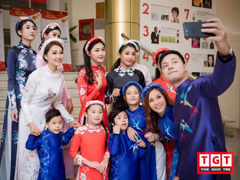 Gia đình mc phan anh diện áo dài ngọc hân catwalk trên sàn diễn thời trang - 2