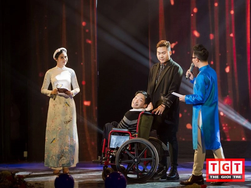 Gia đình mc phan anh diện áo dài ngọc hân catwalk trên sàn diễn thời trang - 7