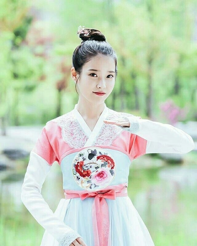 Giữa 2017 rồi mà tóc búi củ tỏi vẫn khiến sao nữ châu á thổn thức đứng ngồi không yên - 12