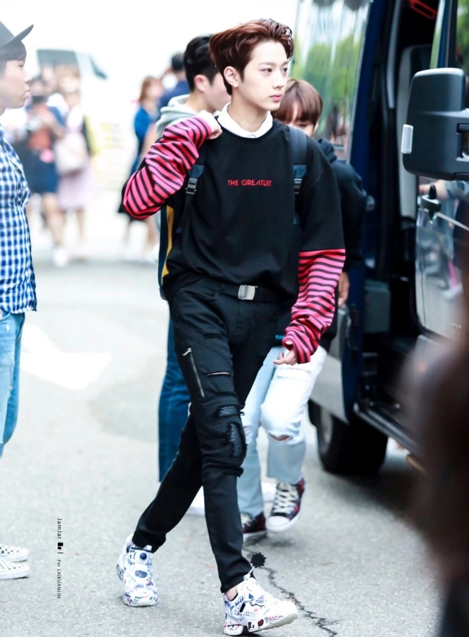 Gu thời trang đáng học hỏi của lai guan lin wanna one - bé út sành điệu nhất của kpop - 7