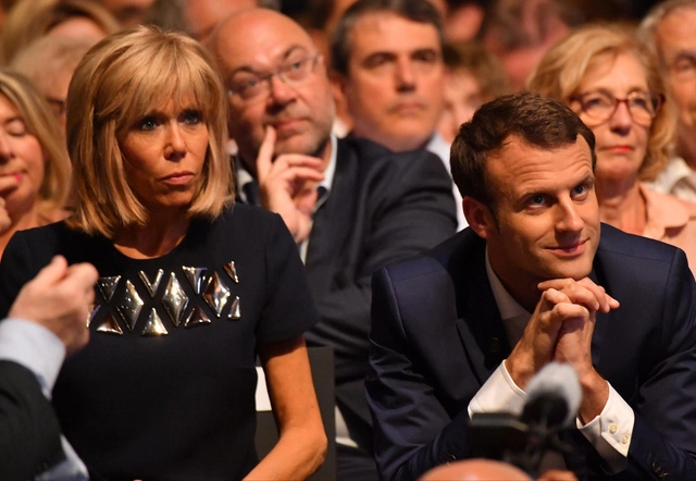 Gu thời trang trẻ trung giúp vợ hơn 24 tuổi tự tin khi sánh đôi cùng tổng thống đắc cử emmanuel macron - 3