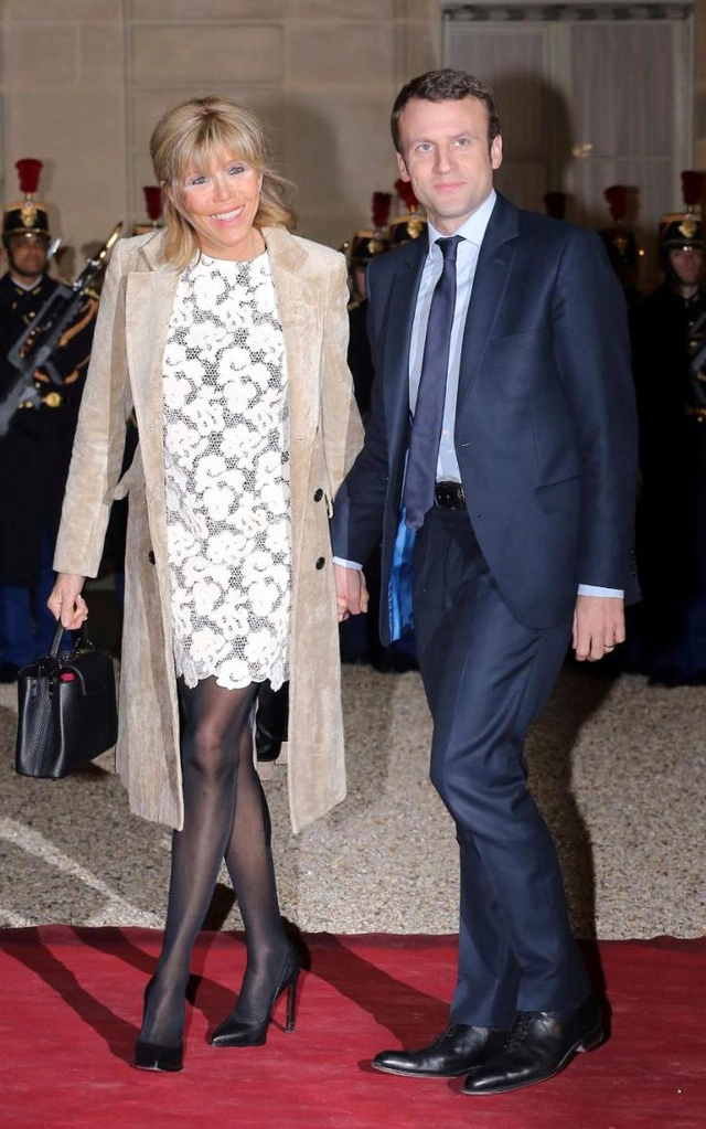 Gu thời trang trẻ trung giúp vợ hơn 24 tuổi tự tin khi sánh đôi cùng tổng thống đắc cử emmanuel macron - 5