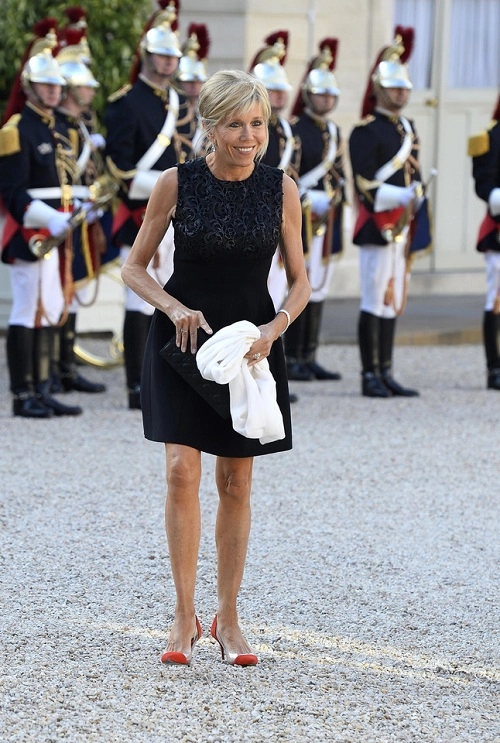Gu thời trang trẻ trung giúp vợ hơn 24 tuổi tự tin khi sánh đôi cùng tổng thống đắc cử emmanuel macron - 13