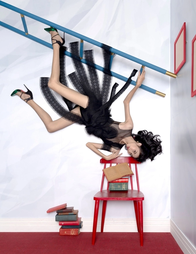 Hé lộ bí mật đằng sau những bức ảnh treo ngược của thí sinh next top model - 1