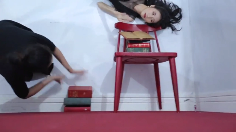 Hé lộ bí mật đằng sau những bức ảnh treo ngược của thí sinh next top model - 10