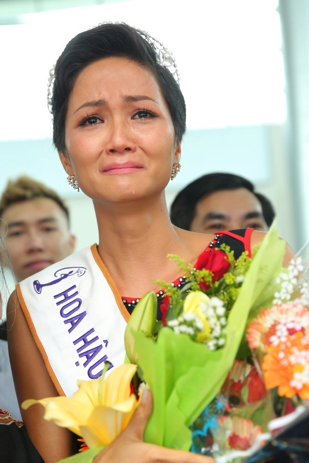 Hhen niê lần đầu diện hàng hiệu nhưng không phải lên thảm đỏ mà là về buôn làng - 7