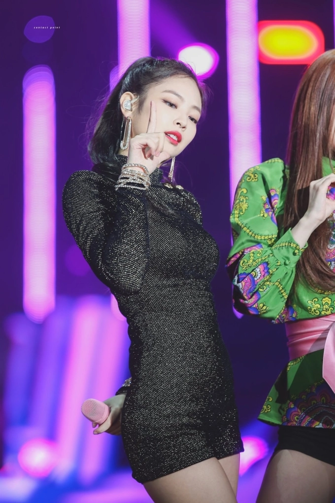 Jennie black pink gây sốt vì khoe body hoàn hảo với chiếc váy hàng hiệu xa xỉ - 2