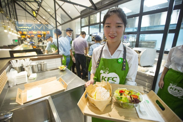 Kfc trung quốc chơi trội khi quyết định bán bia và đồ ăn xanh thay vì gà rán - 1