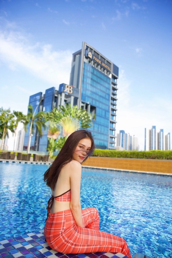 Linh rin dẫn đầu xu hướng thời trang hè 2018 với áo đầm gợi cảm - 4