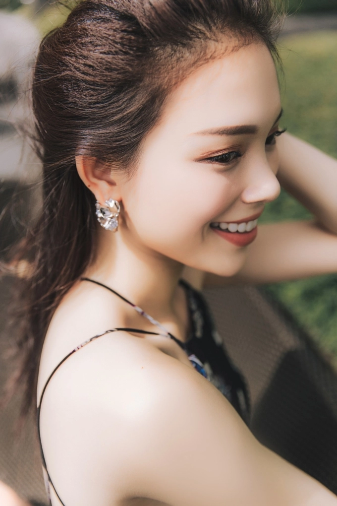 Linh rin dẫn đầu xu hướng thời trang hè 2018 với áo đầm gợi cảm - 5