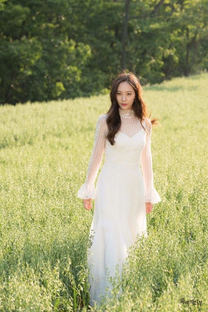 Mặc toàn đồ xịn và sở hữu nhan sắc xinh đẹp thảo nào krystal lại nổi hơn cả nữ chính trong cô dâu thủy thần - 1