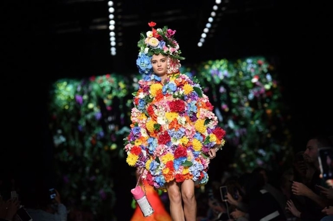 Muốn độc lạ nhưng 2 bình hoa di động gigi và kaia của moschino vẫn gây thất vọng tại milan fashion week - 1