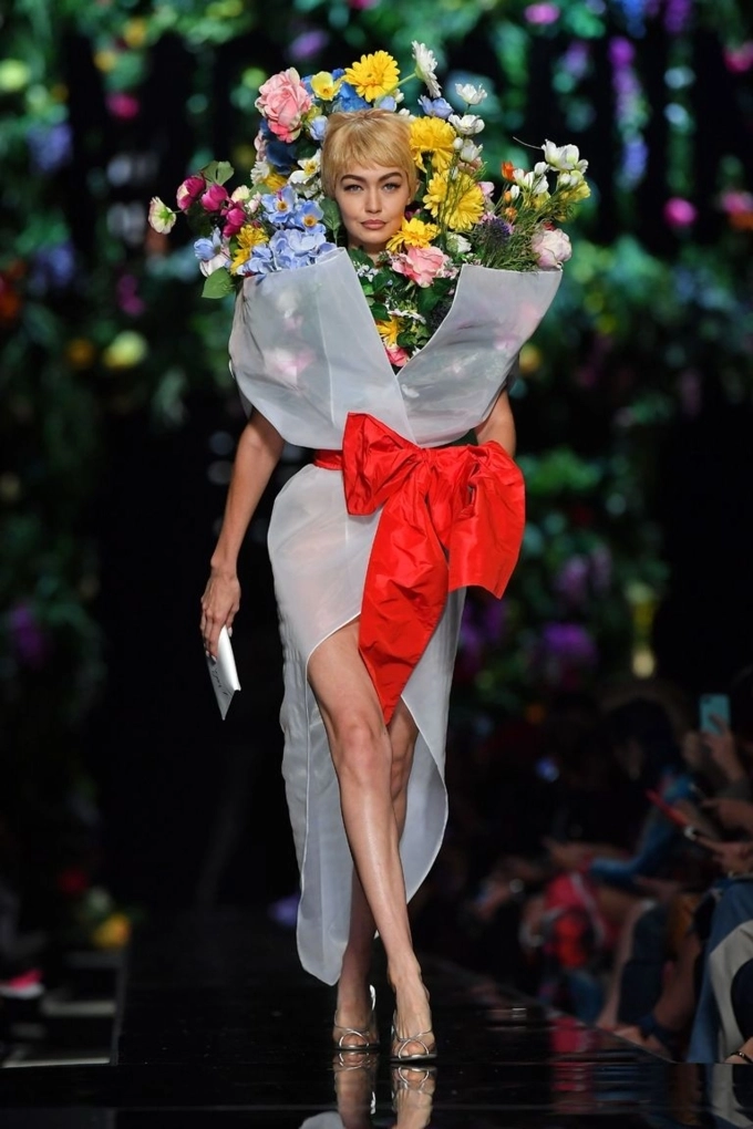 Muốn độc lạ nhưng 2 bình hoa di động gigi và kaia của moschino vẫn gây thất vọng tại milan fashion week - 2