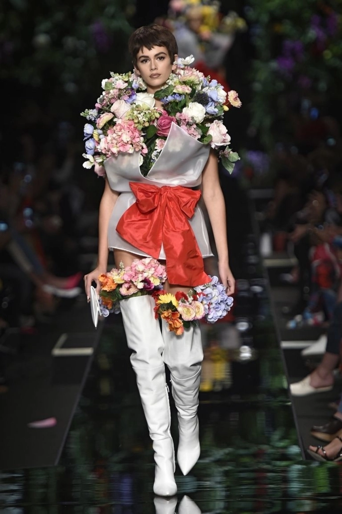 Muốn độc lạ nhưng 2 bình hoa di động gigi và kaia của moschino vẫn gây thất vọng tại milan fashion week - 3
