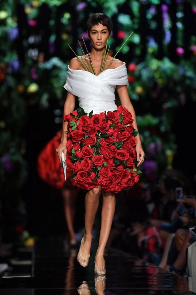Muốn độc lạ nhưng 2 bình hoa di động gigi và kaia của moschino vẫn gây thất vọng tại milan fashion week - 5