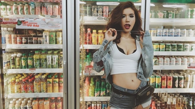 Muốn sexy như minh tú thì phải học hỏi cách lộ nội y tinh tế của cô nàng - 1