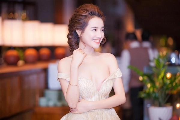 Nhã phương và hành trình lột xác thông qua váy áo - 12