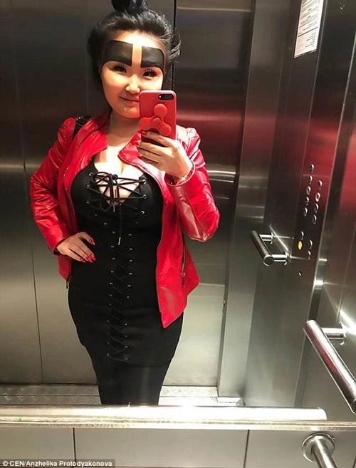 Nổi như cồn nhờ vào đôi lông mày quái dị - 3