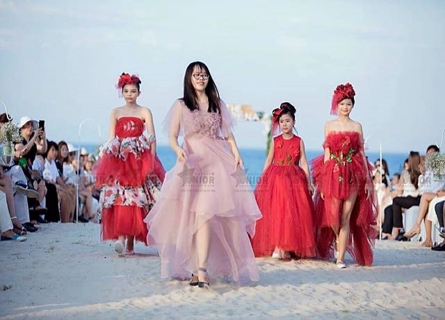 Ntk thảo nguyễn bế con trai lên sàn catwalk cùng dàn công chúa đáng yêu - 1