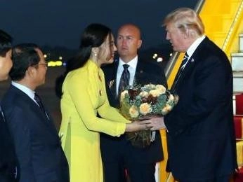 Nữ sinh xinh đẹp được tặng hoa cho tổng thống trump là ai - 1