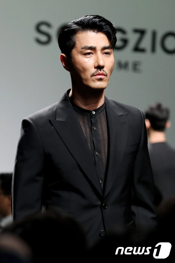 Ông chú ngưu ma vương - cha seung won u50 nhưng vẫn catwalk siêu ngầu tại seoul fashion week - 3