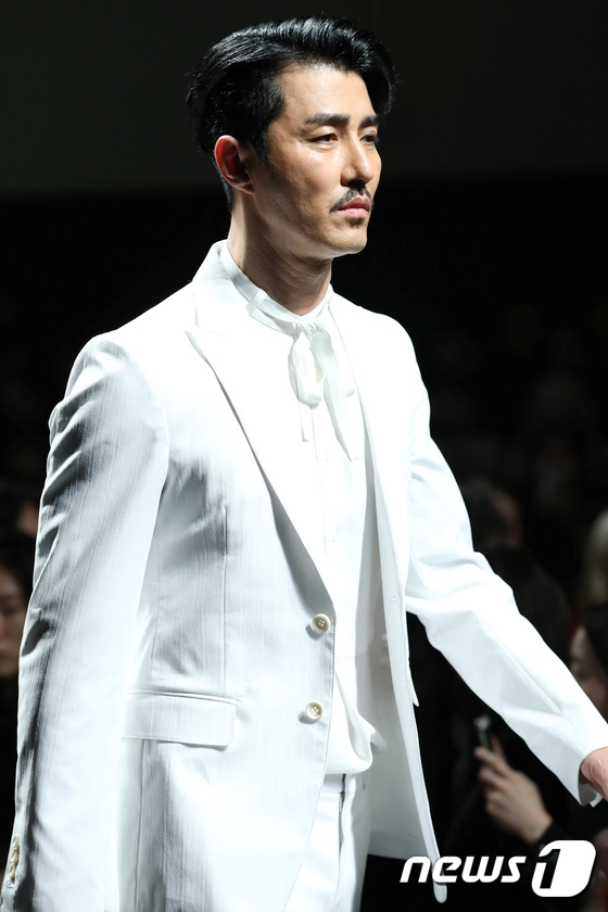 Ông chú ngưu ma vương - cha seung won u50 nhưng vẫn catwalk siêu ngầu tại seoul fashion week - 4