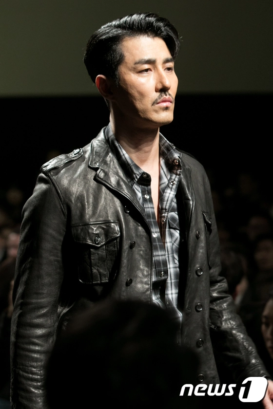 Ông chú ngưu ma vương - cha seung won u50 nhưng vẫn catwalk siêu ngầu tại seoul fashion week - 5