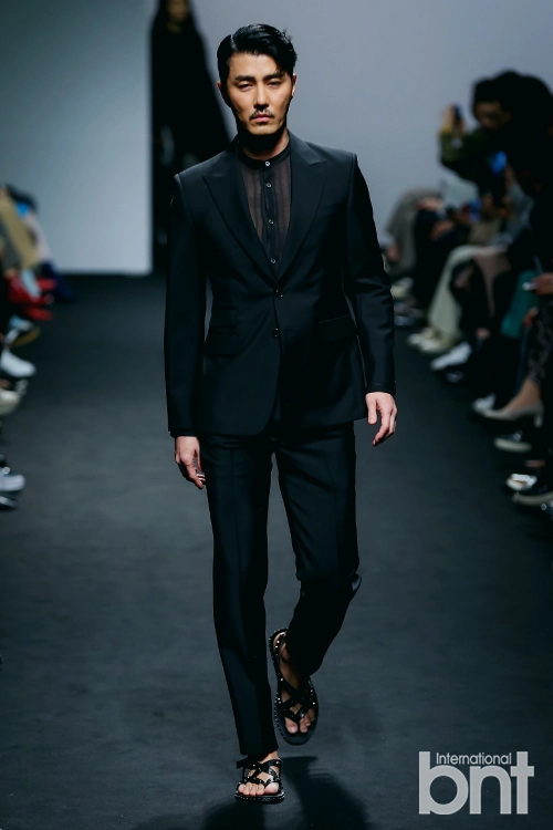 Ông chú ngưu ma vương - cha seung won u50 nhưng vẫn catwalk siêu ngầu tại seoul fashion week - 6