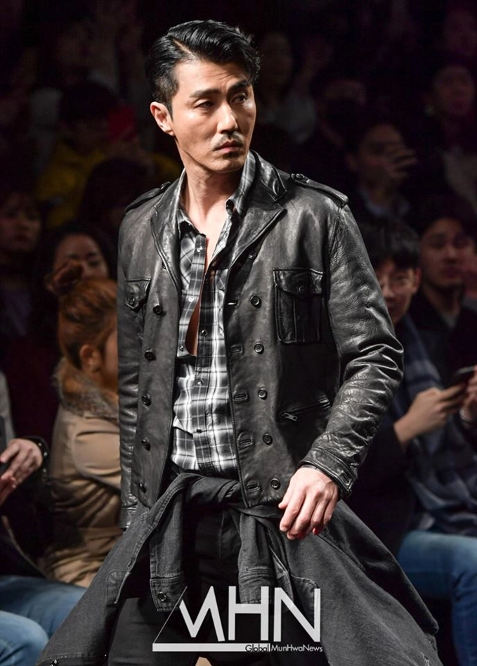 Ông chú ngưu ma vương - cha seung won u50 nhưng vẫn catwalk siêu ngầu tại seoul fashion week - 7
