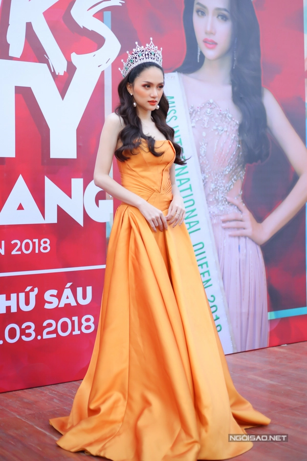 Phạm hương giữ nguyên đẳng cấp mặc đẹp hương giang idol và hhen niê lọt top sao mặc xấu tháng 3 - 1