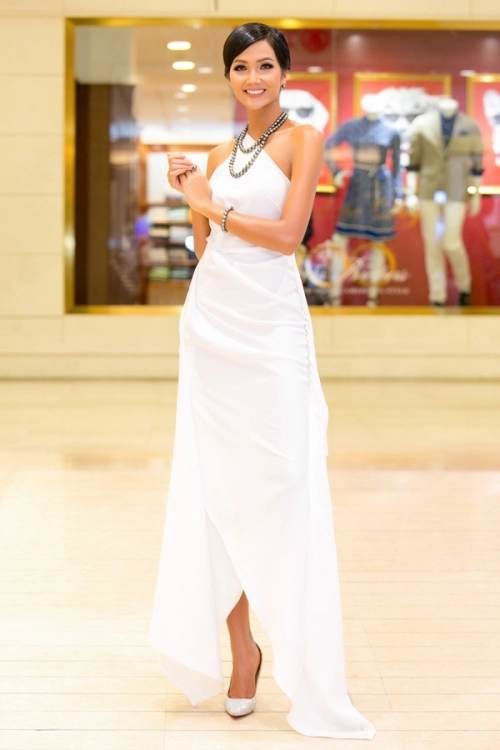 Phạm hương giữ nguyên đẳng cấp mặc đẹp hương giang idol và hhen niê lọt top sao mặc xấu tháng 3 - 2