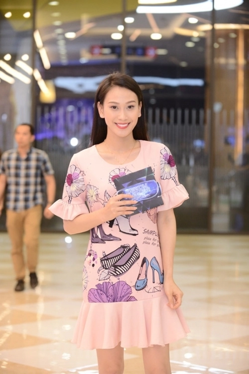 Phạm hương giữ nguyên đẳng cấp mặc đẹp hương giang idol và hhen niê lọt top sao mặc xấu tháng 3 - 9