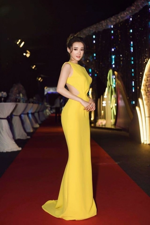 Phạm hương giữ nguyên đẳng cấp mặc đẹp hương giang idol và hhen niê lọt top sao mặc xấu tháng 3 - 12