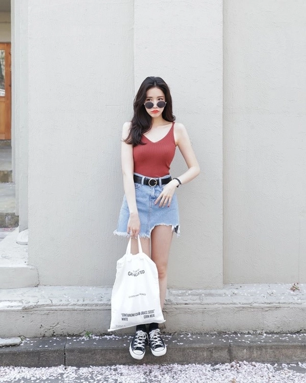 Phong cách dạo phố với váy jeans thần thánh không phải lo ngại ngày mưa bão - 2