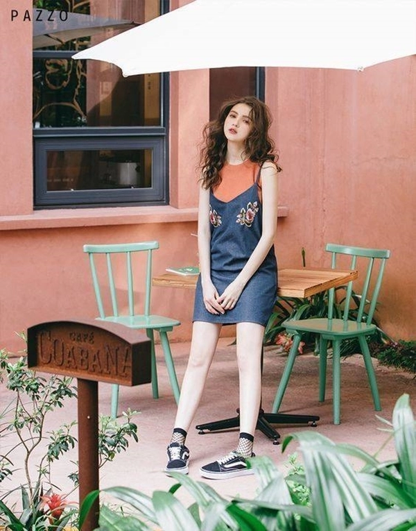 Phong cách dạo phố với váy jeans thần thánh không phải lo ngại ngày mưa bão - 10