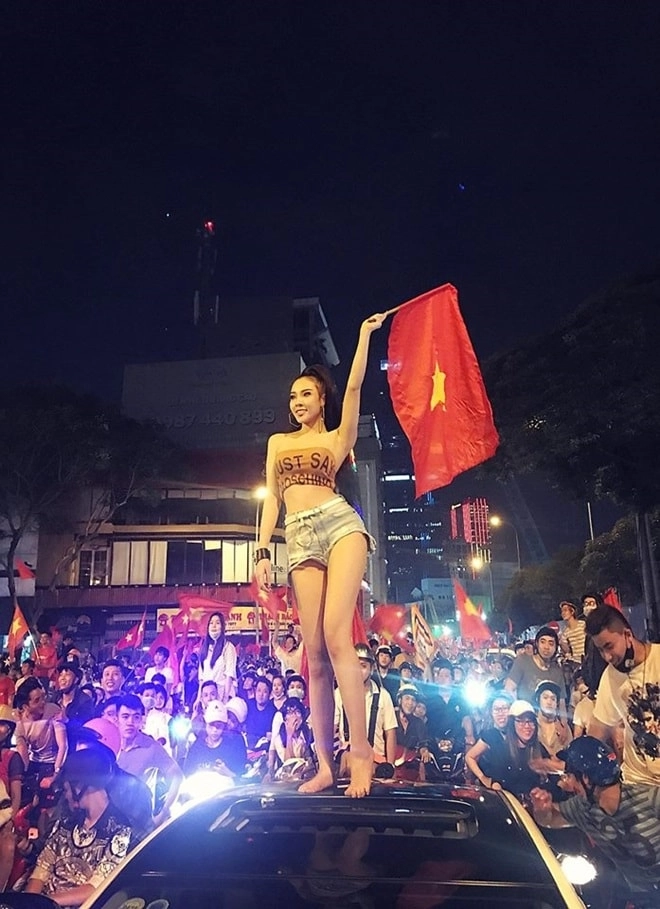 Sao việt gợi ý cách lên đồ đi bão để vừa chất vừa thoải mái - 6